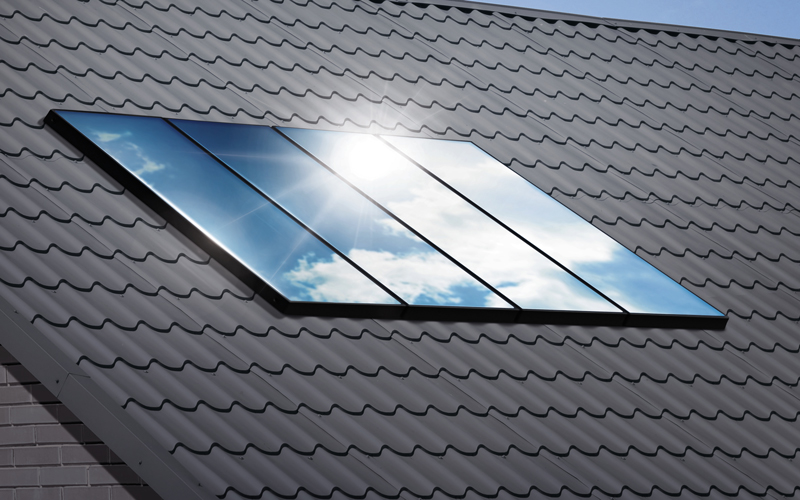 Solarthermieanlage auf dem Dach – effiziente Nutzung von Sonnenenergie Solarthermie-Kollektoren auf einem Hausdach zur umweltfreundlichen Warmwasser- und Heizungsunterstützung