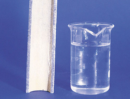 Schutzschicht für Trinkwasserrohre – zuverlässiger Schutz vor Korrosion Darstellung einer Schutzschicht in einem Rohrquerschnitt neben einem Becherglas mit Wasser zur Veranschaulichung von Korrosionsschutz im Trinkwassersystem