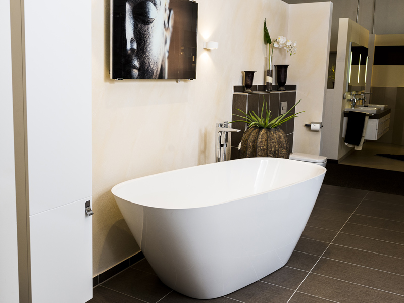 Freistehende Badewanne im modernen Badezimmer – exklusives Design und Komfort Freistehende Badewanne in einem stilvoll gestalteten Badezimmer mit modernen Armaturen und hochwertiger Ausstattung