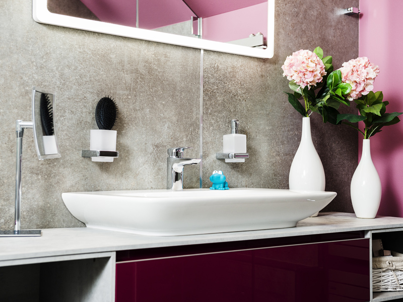 Moderner Waschtisch im Badezimmer – stilvolle Badgestaltung mit Designarmaturen Moderner Waschtisch mit Aufsatzbecken, Spiegel und Dekoration in einem hochwertig gestalteten Badezimmer