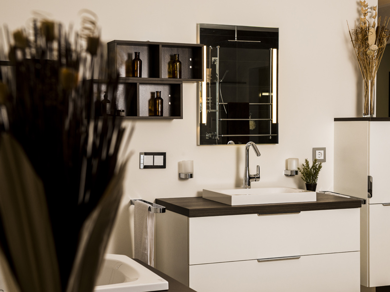 Moderner Waschtisch mit Badmöbeln – stilvolle Badgestaltung Moderner Waschtisch mit Unterschrank, Spiegel und offenen Regalen in einem hochwertig gestalteten Badezimmer
