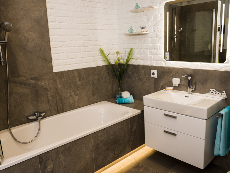 Modernes Badezimmer mit Badewanne und Waschtisch – zeitgemäße Badgestaltung Modern gestaltetes Badezimmer mit Badewanne, Waschtisch und stilvollen Fliesen für hohen Wohnkomfort