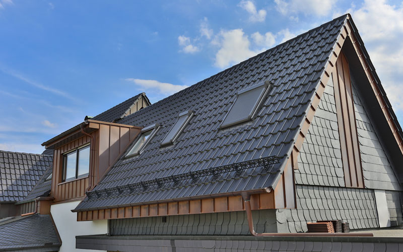 Solaranlage auf dem Hausdach – effiziente Nutzung erneuerbarer Energie Schrägdach eines Wohnhauses mit installierten Solarkollektoren zur umweltfreundlichen Energiegewinnung